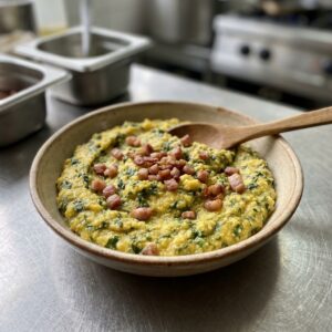 Купа гореща шарена каша с коприва и сланина